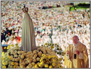Esta foto fue tomada el 12 de mayo de 1991, muestra a Juan Pablo II celebrando una misa campal en la Capilla de la Aparicin, frente a la estatua de la Virgen de Ftima. Miles de fieles acompaaron en la ceremonia (AFP)